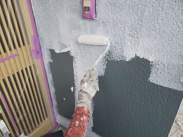 スタッコ壁（下塗り２回目）<br />
<br />
こちらには、厚膜型下塗り材も使用しました。旧塗膜への優れた付着性に加え、適度な弾性を有することから、旧塗膜に発生している凹凸やクラック等にも追従できる下塗り材です。